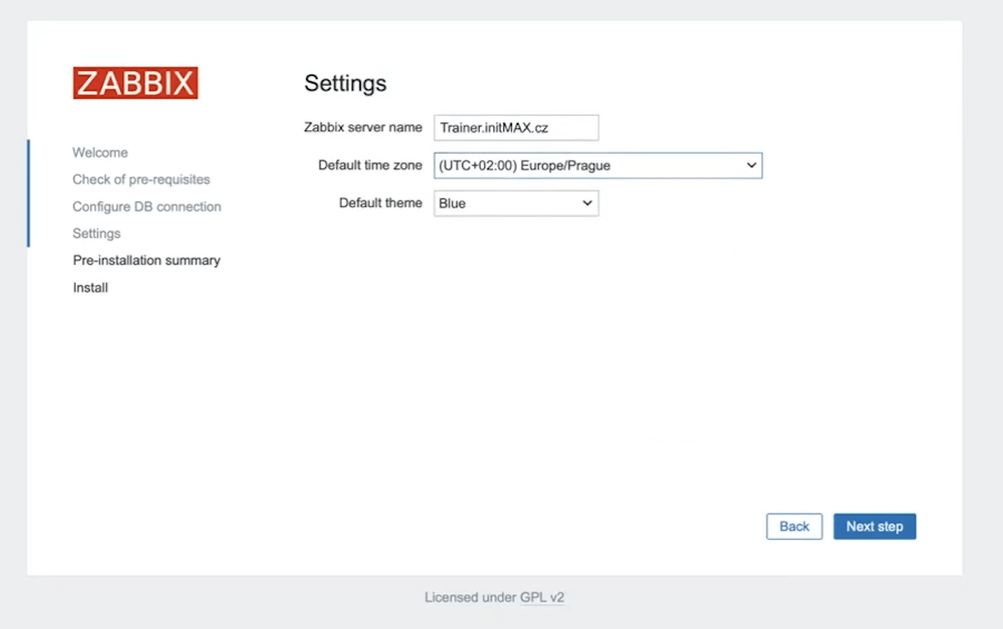 Čtvrtým krokem průvodce instalace Zabbix 7.0 je nastavení serveru a výběr časové zóny.