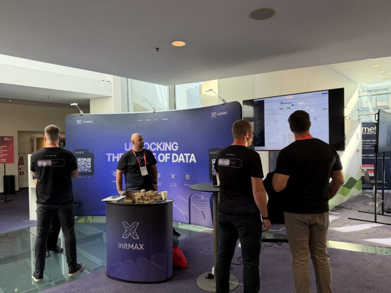 Návštěvníci u stánku initMAX – Zabbix Summit 2026, Riga