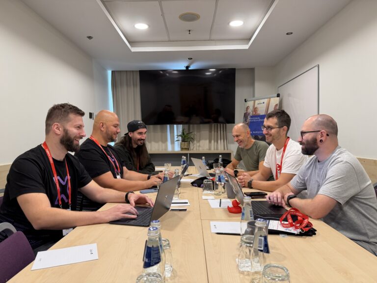 Pracovní setkání týmu během summitu – Zabbix Summit 2026, Riga