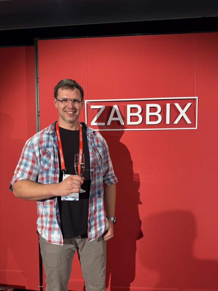 Účastník u fotostěny Zabbix Summit 2026 – Zabbix Summit 2026, Riga