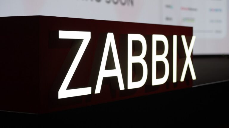 Světelné logo Zabbix v konferenčním sále – Zabbix Summit 2026, Riga