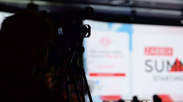 Kamera v konferenčním sále – Zabbix Summit 2026, Riga