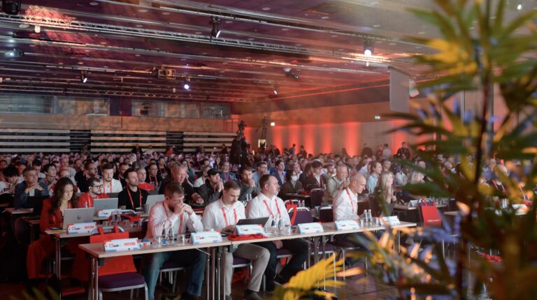 Atmosféra v hlavním konferenčním sále – Zabbix Summit 2026, Riga