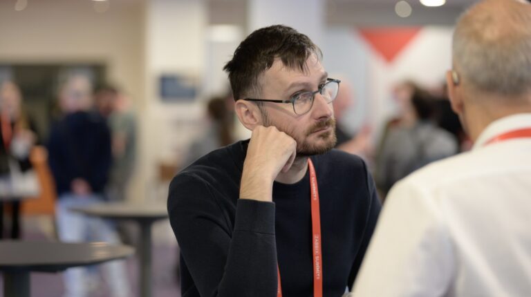 Rozhovor s návštěvníkem stánku initMAX – Zabbix Summit 2026, Riga