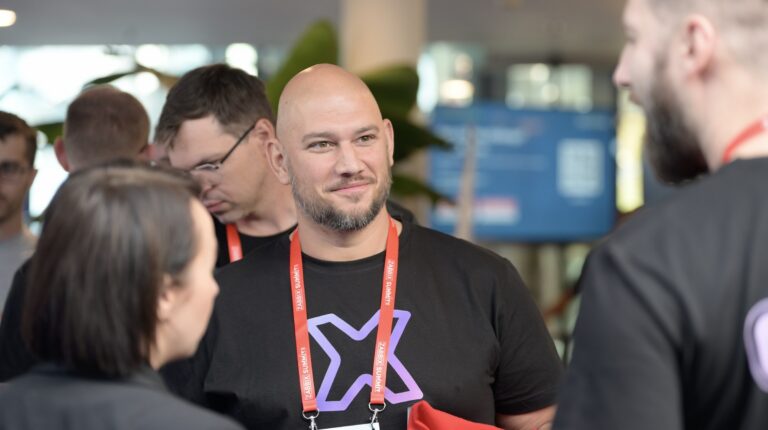 Setkání účastníků u stánku initMAX – Zabbix Summit 2026, Riga