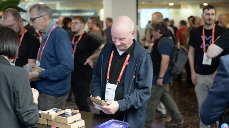 Networking u stánku initMAX – Zabbix Summit 2026, Riga
