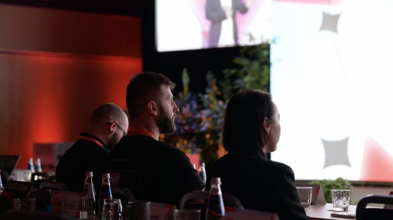 Účastníci sledují konferenční program – Zabbix Summit 2026, Riga