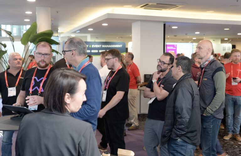 Setkání s návštěvníky u stánku initMAX – Zabbix Summit 2026, Riga