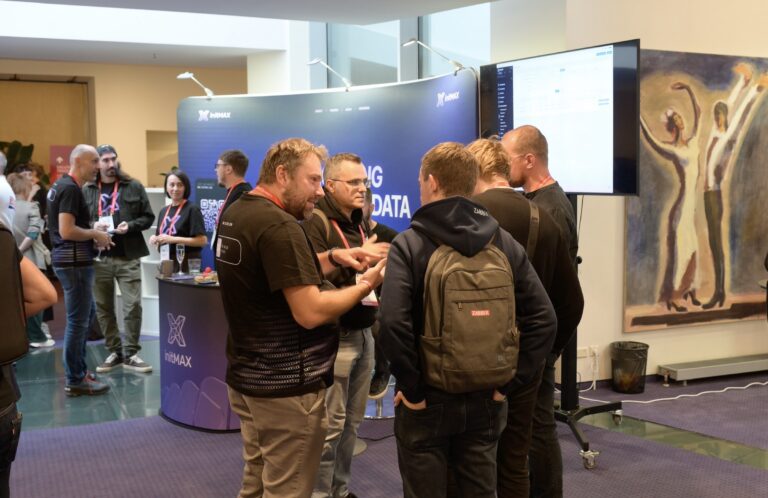 Rozhovory s návštěvníky u stánku initMAX – Zabbix Summit 2026, Riga